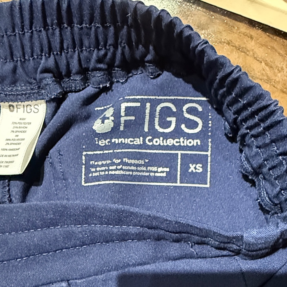 FIGS Women’s joggers scrub bottoms. Navy. Size XS. In good condition. - Picture 3 of 4